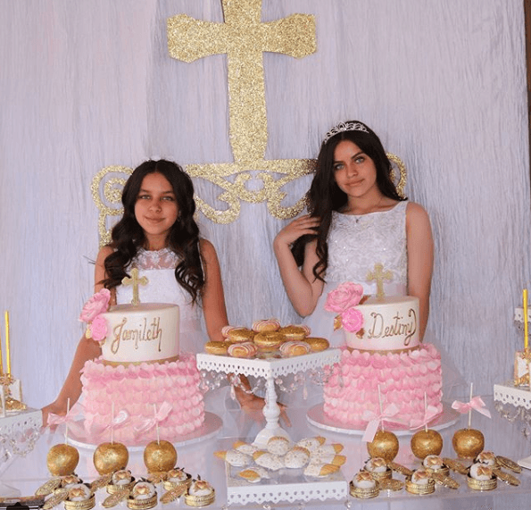 La ceremonia religiosa se llevó a cabo en la Holy Trinity Church, de Long Beach, California, y ambas recibieron los sagrados sacramentos rodeadas del cariño de su familia y sus flamantes padrinos Kenia y Larry.
<br>