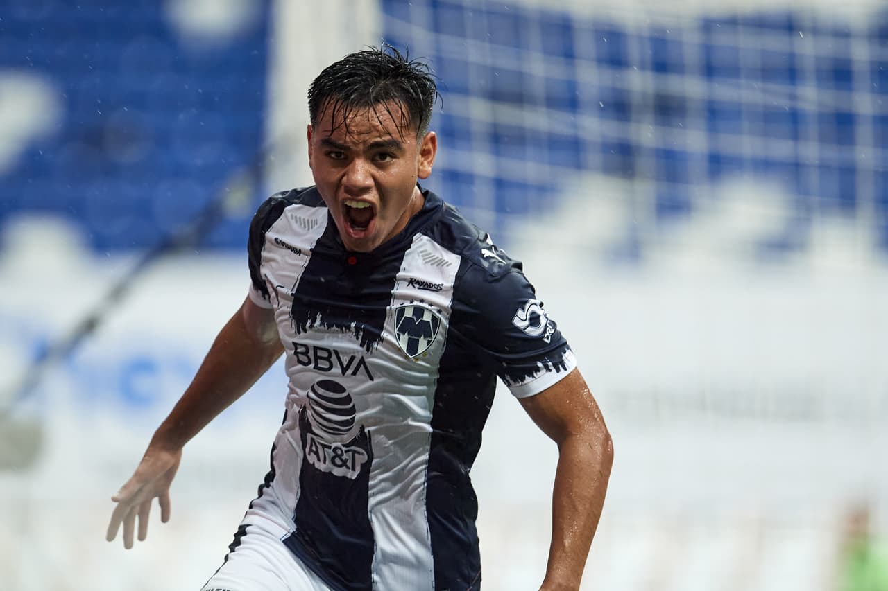 Tras una pared extraordinaria de Carlos Rodríguez le pica el balón Luis García y alarga la diferencia.