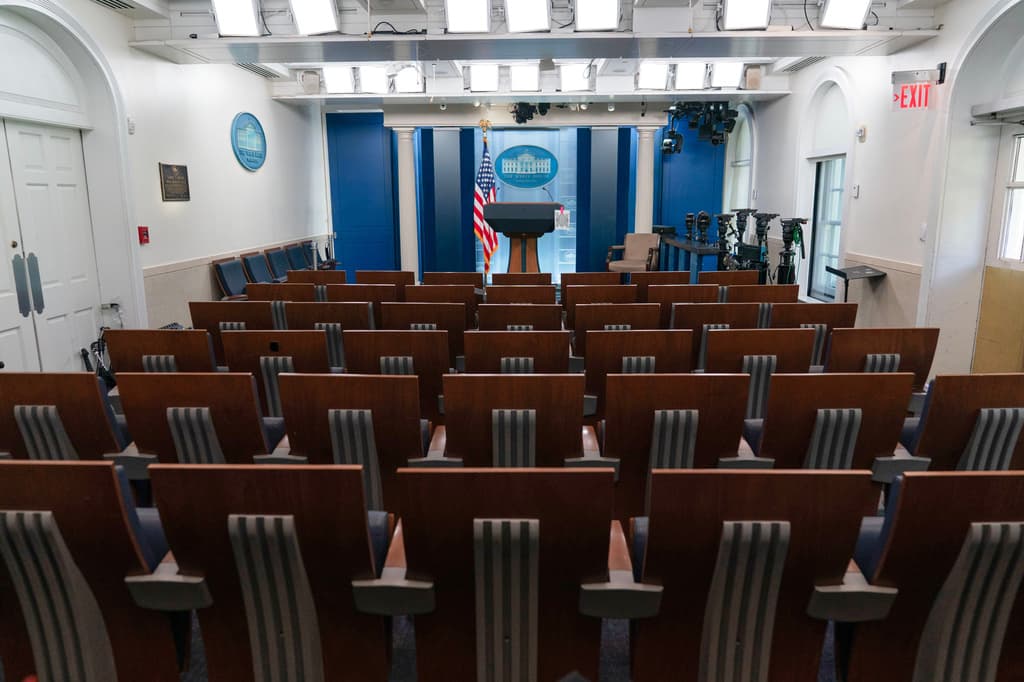 CNN, MS NOW y POLITICO piden recuperar sus acreditaciones de acceso a la Casa Blanca y ahora un juez decidirá