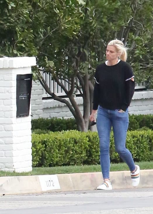 De acuerdo con The Sun, la productora tiene un
<b><a href="https://www.the-sun.com/entertainment/3127971/who-lindsay-shookus/" target="_blank"> patrimonio neto de 5 millones de dólares</a></b>, aunque se desconoce cuál es su salario dentro de 'Saturday night live'. 
<br>