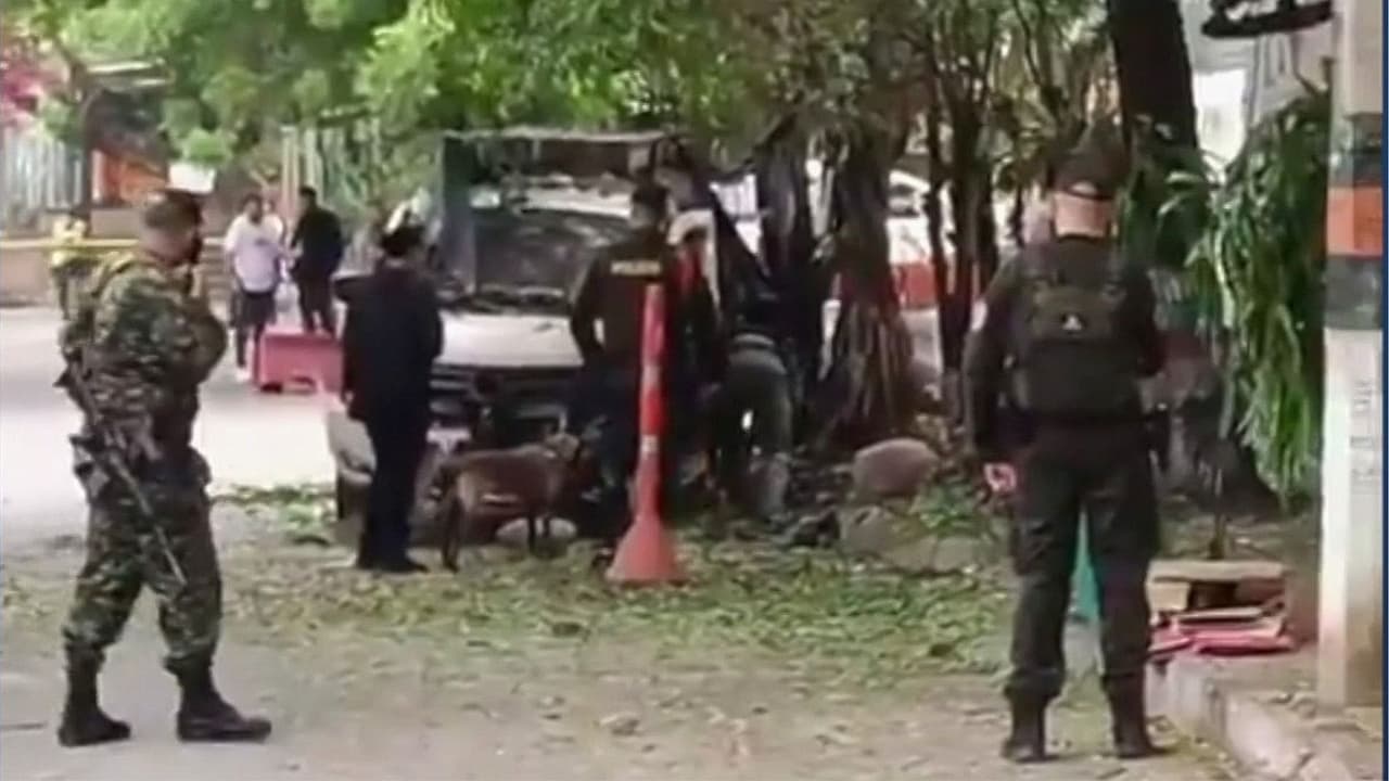 Explosión de un carro bomba deja dos policías y cuatro civiles heridos en Combia; autoridades ofrecen recompensa por su captura