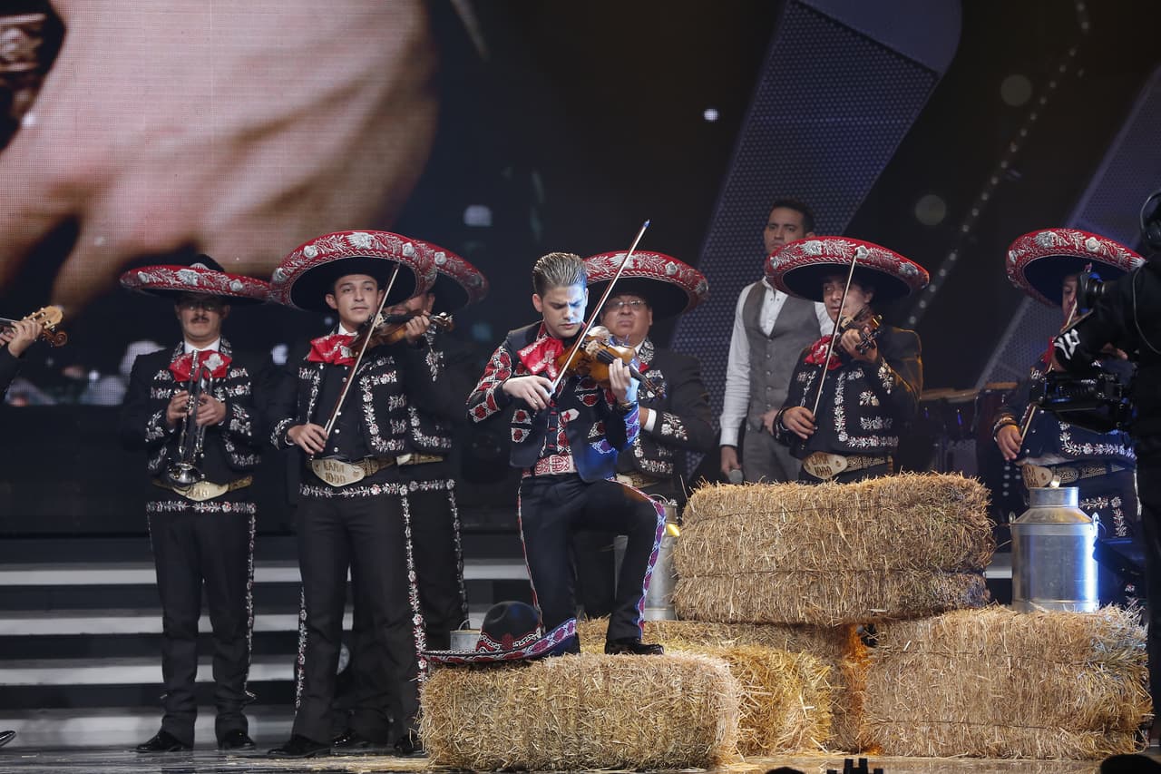 Rangel demostró su talento una vez más acompañando a los mariachis en el violín mientras cantaba 'Paloma Negra'.
