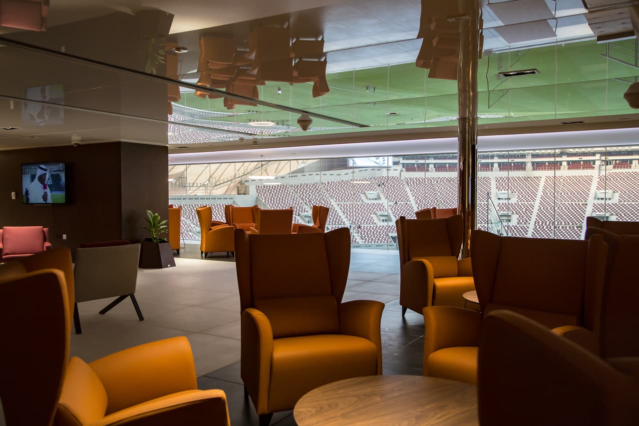 Esta central de energía recibe agua helada que a su vez es bombeada al estadio a través de ductos.