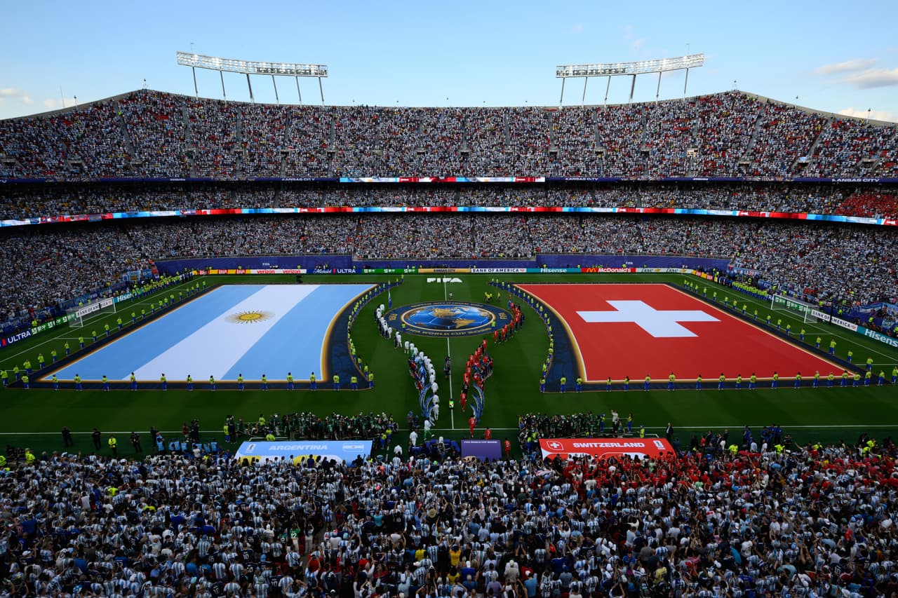 Las banderas de Argentina (izquierda) y Suiza ondean en el campo antes de su partido de cuartos de final de la Copa Mundial de Fútbol en Kansas City, Misuri, el sábado 11 de julio de 2026.
