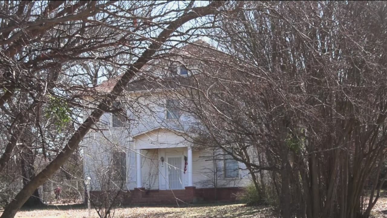 Un hombre de 51 años es sospechoso de matar a sus padres y quitarse la vida en Corsicana