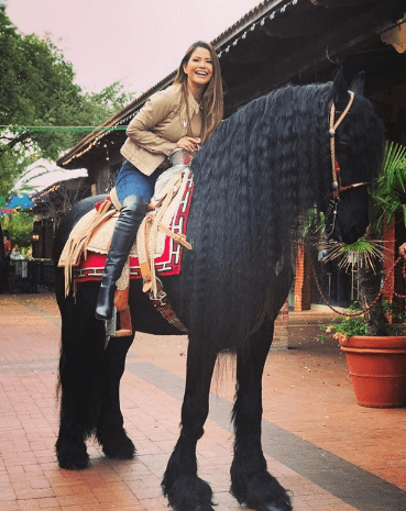 ¿Qué tal luce Ana Patricia de jinete? Ana Patricia no se podía despedir de San Antonio sin dar un paseo con su nuevo amigo.