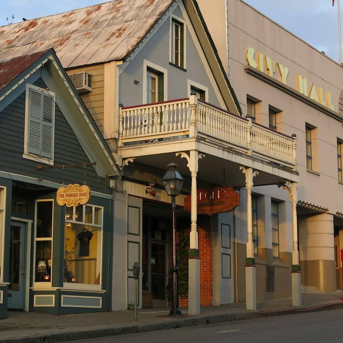 En el condado de 
<b>Nevada, </b>el precio promedio de una casa en 
<b>venta es de $417,500 dólares</b>. Esto significa que para adquirir una vivienda se necesitan al menos 
<b>$82,000 de salario y el pago mensual sería de $2,050 dólares.</b>