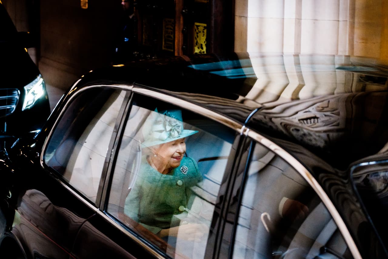 El jueves, la reina volvió a abrir el Parlamento, pero llegó en automóvil y vestida sin grandes elementos o destacados símbolos reales.
<br>