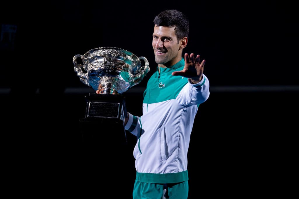 El serbio Novak Djokovic fulminó al ruso Daniil Medvedev al vencerle por 7-5, 6-2 y 6-2, en una final espectacular y demasiado corta, para levantar su noveno título del Australian Open y el tercero de forma consecutiva.