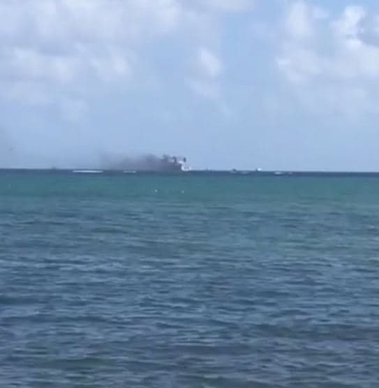 El fuego se desató antes de las 8:00 de la mañana y según el portavoz de la Guardo Costera, Ricardo Castrodad, no hay reportes de heridos de gravedad.