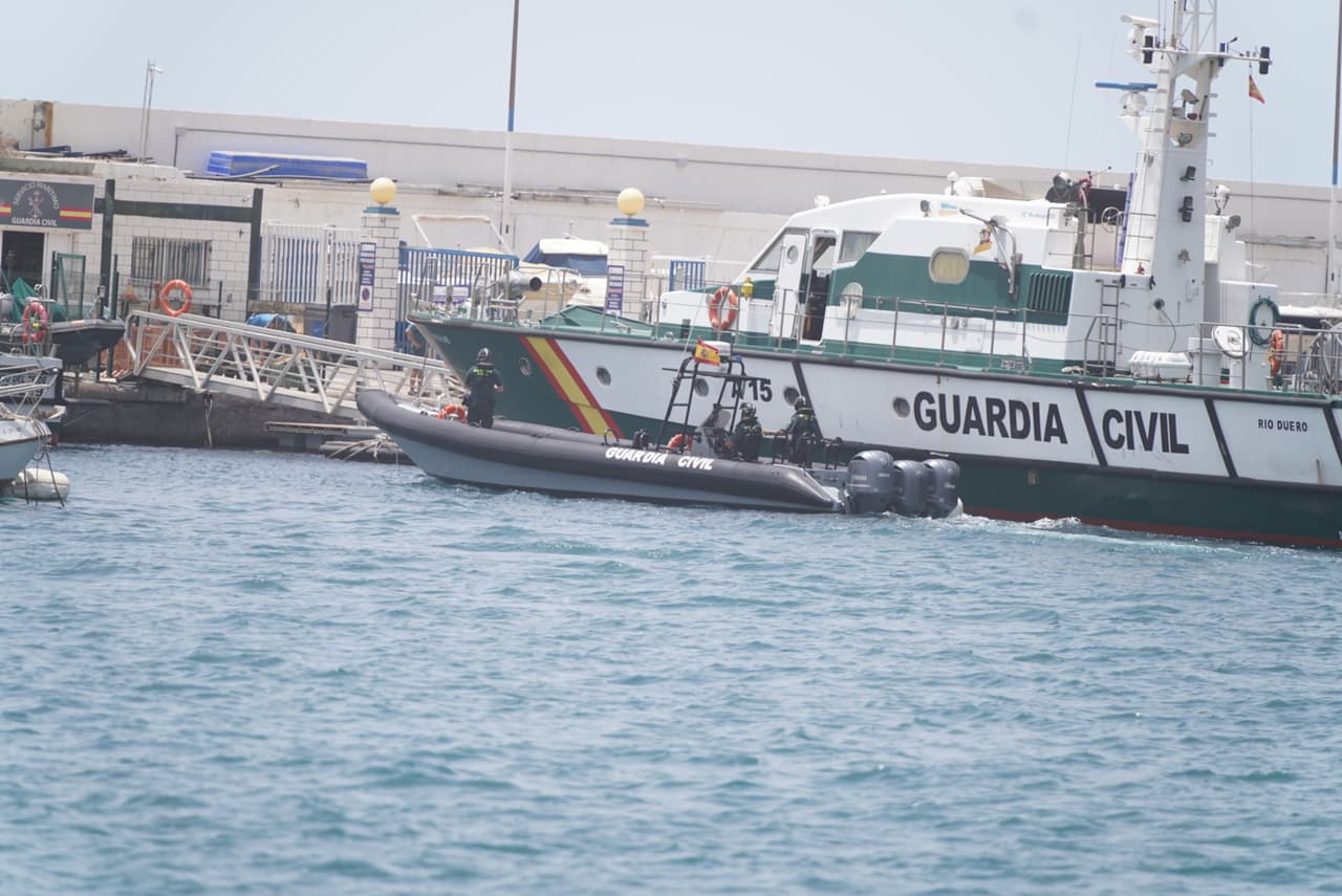 Con la búsqueda centrada totalmente en altamar, se produce un desgarrador hallazgo a 1,000 metros de profundidad en el mar cuando las autoridades encuentran en el interior de una bolsa de deportes amarrada a una ancla un
<a href="https://www.univision.com/temas/muertes">cadáver </a>que
<b>más tarde se confirmará que se trata de Olivia, la hija mayor de Zimmerman</b>, junto a otra bolsa vacía.
<br>
