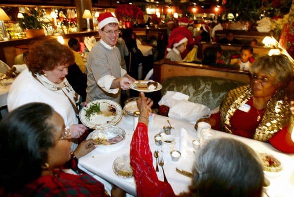 Durante estos días son inevitables las reuniones familiarices, las celebraciones del trabajo, las vacaciones, y todo eso conducen a exceso de calorías y peso. Además, el frío significa que muchas personas no están haciendo ejercicio tanto como antes, lo que agrava la situación.