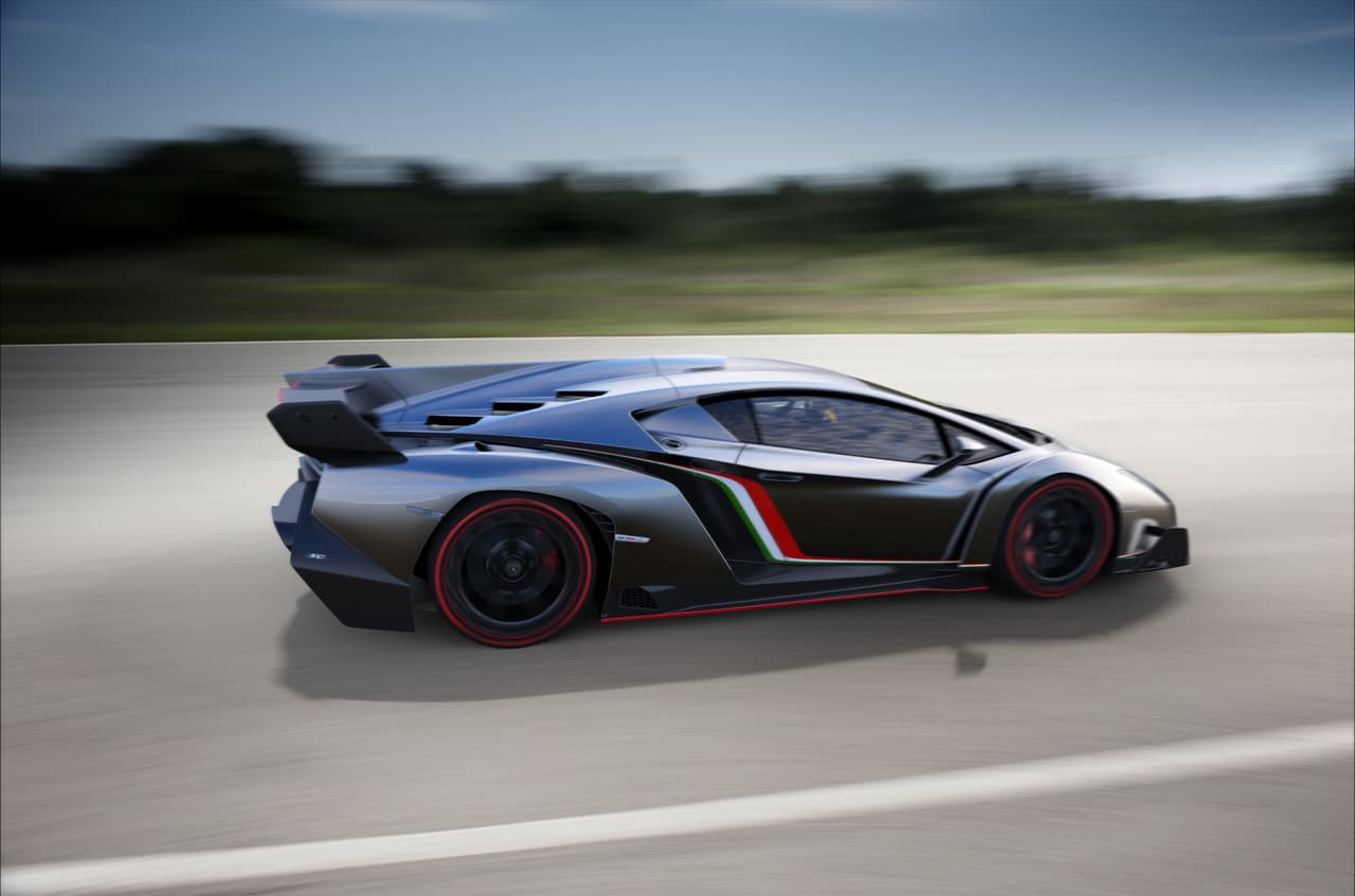 <h3 class="cms-h3-H3"><b>Lamborghini Veneno </b></h3>
<br>Precio: 4.5 millones de dólares
<br>Motor: V12 de 6.5 litros de 740 hp y 507 lb-pie de torque.
<br>Características: Se lanzó para celebrar los 50 años de la marca. En total se construyeron 12 unidades.