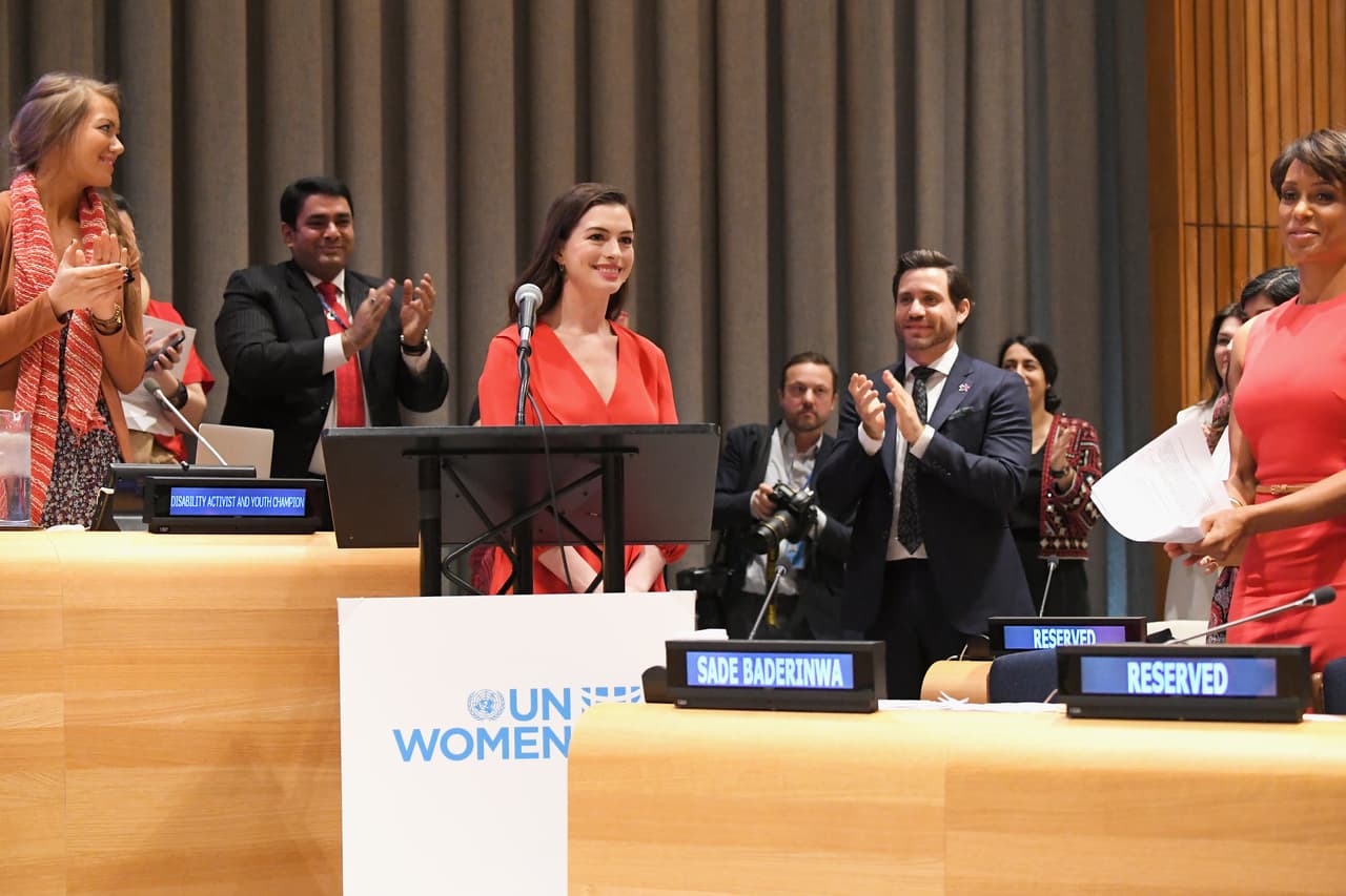 <b>ONU, EEUU.</b> La Embajadora de Buena Voluntad de la ONU, Anne Hathaway, habla en la conmemoración del Día Internacional de la Mujer en la sede de la Organización de las Naciones Unidas, en Nueva York.