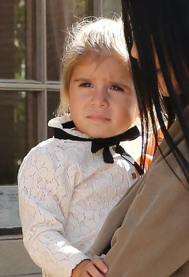 La pequeña Penelope, en brazos de su mami.