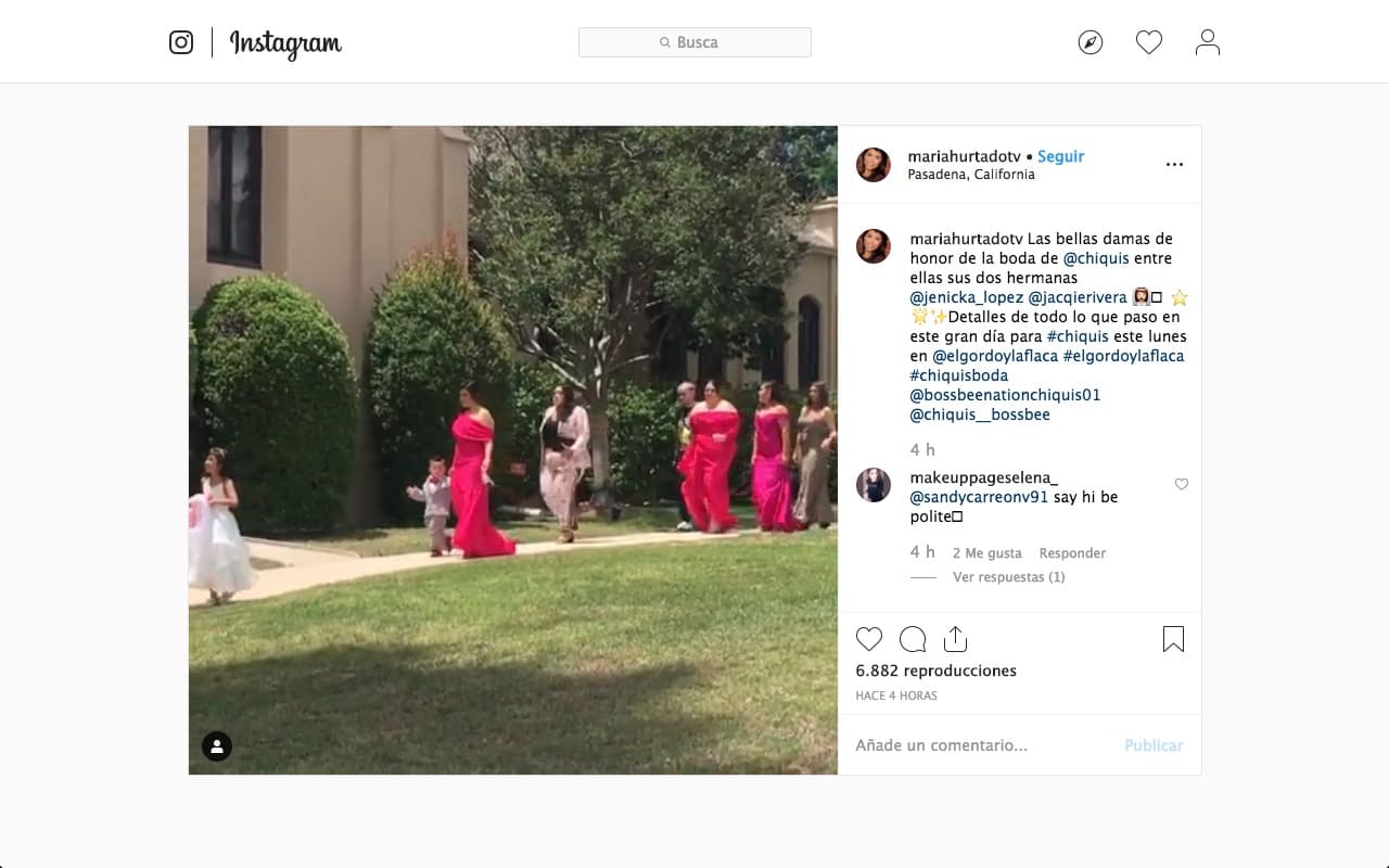 En esta imagen,
<a href="https://www.instagram.com/p/BzT33ttBh2W/" target="_blank">tomada por María Hurtado</a>, reportera de El Gordo y La Flaca, se observa a las damas de honor vistiendo atuendos color fucsia, entre ellas se encuentran Jenicka López y Jacqie Rivera, hermanas de la novia.