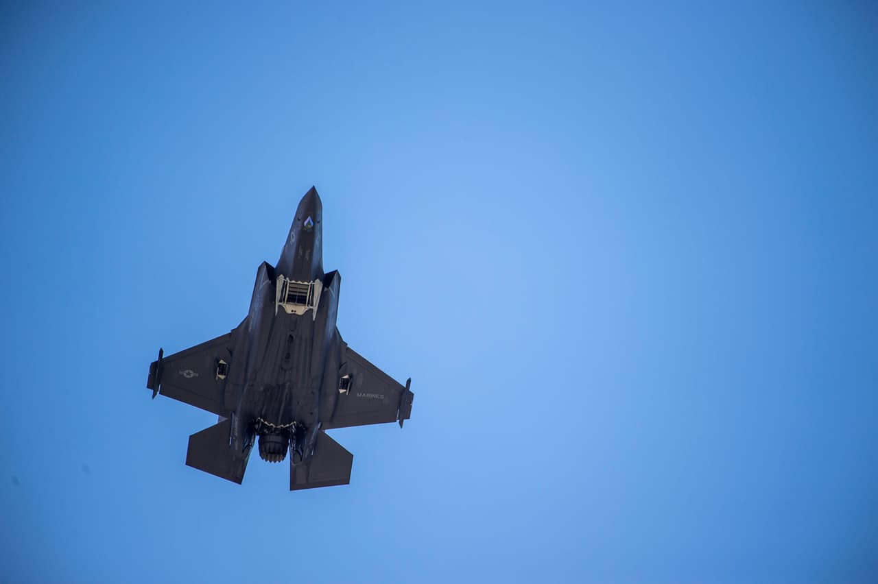 En una inusual exposición de maquinaria militar a un potencial comprador extranjero, un avión caza F-35 de la fuerza aérea de EEUU voló sobre la Casa Blanca durante el encuentro de este martes entre el presidente polaco Andrzej Duda y Donald Trump.