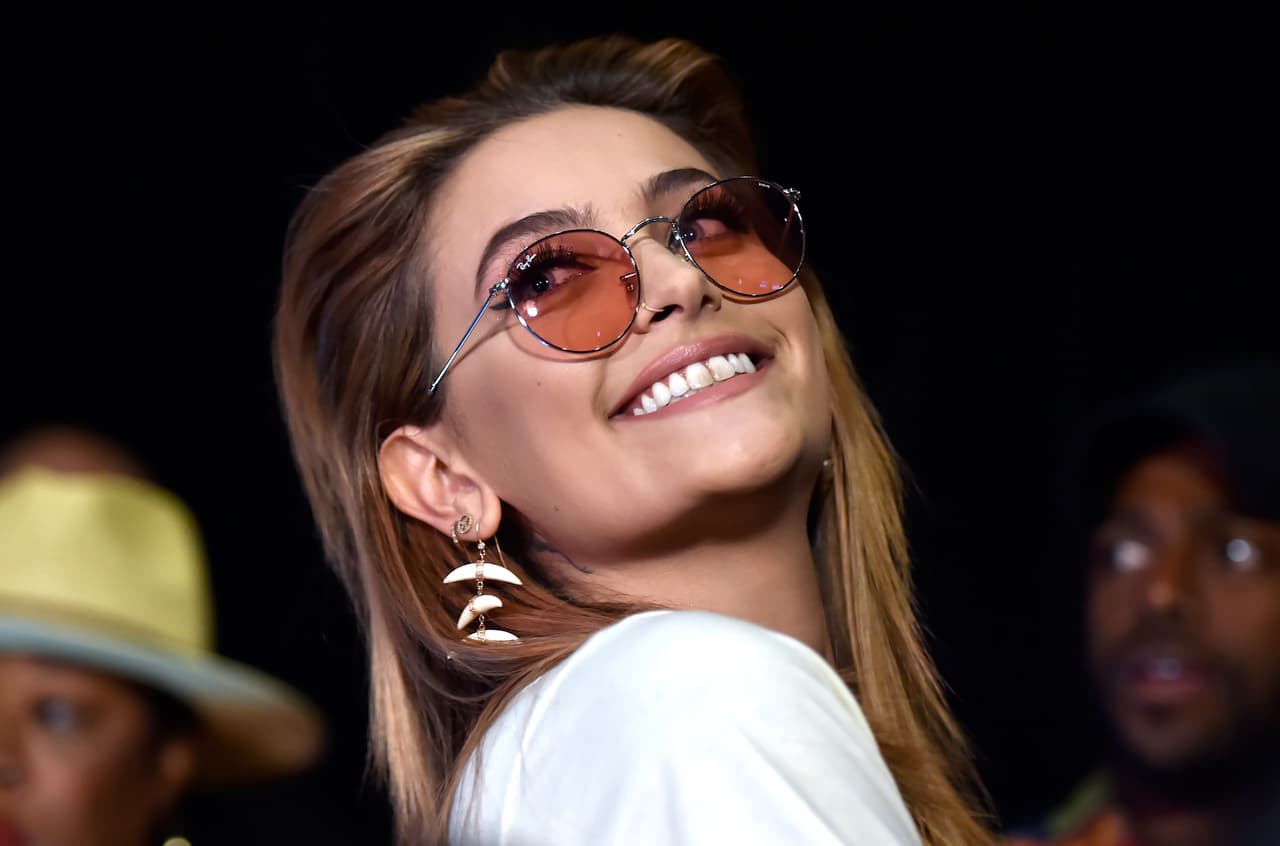 De acuerdo con el diario The Sun, a Paris Jackson le preocupa cómo podrá afectarse su carrera de actriz. Teme que el público no respalde cualquier película en la que ella esté porque en sus mentes sólo estén los abusos que le imputan a su papá, Michael Jackson.