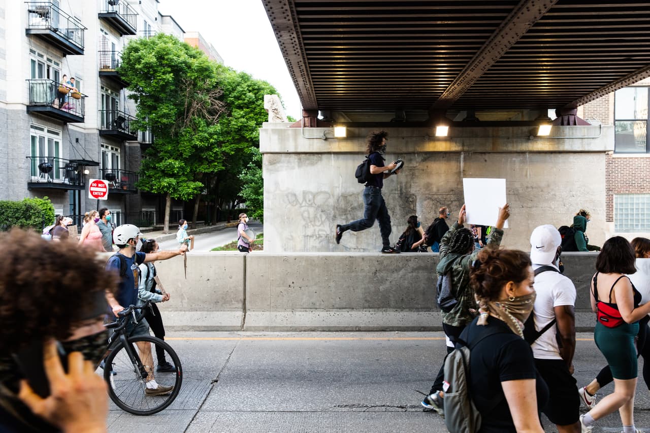 Los manifestantes marchan en apoyo al movimiento "Black Lives Matter" el 6 de junio en Chicago.