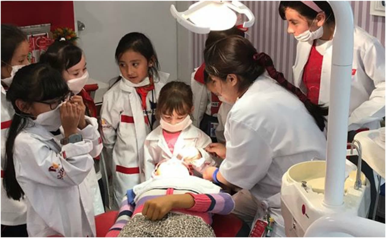 Esta pequeñita estaba muy atenta a la explicación, disfrutando su papel de doctora.