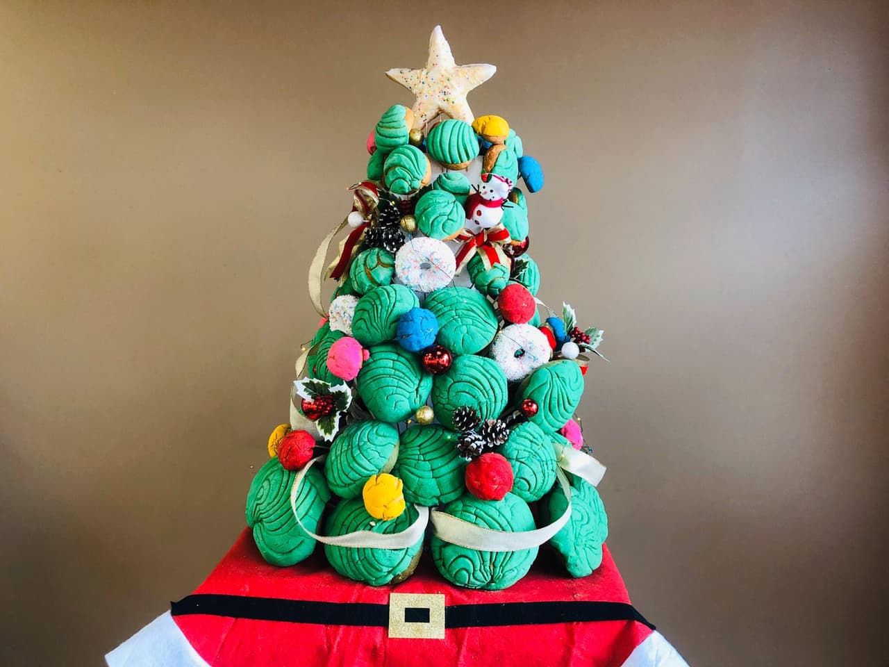 Hecho con conchas dulces mexicanas y adornado con donuts y bombas dulces, este arbolito conquista a los paladares de Los Ángeles.