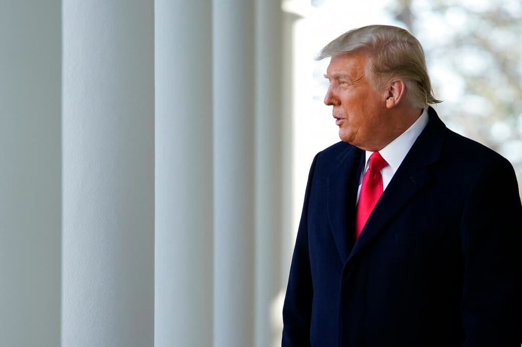 Documentos oficiales en el inodoro: periodista publica fotos de papeles que Trump supuestamente rompió e intentó tirar