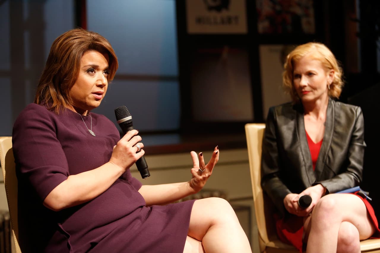 La comentarista latina
<b>Ana Navarro</b> (a la izquierda) se ha convertido en una de las voces conservadoras más críticas con Donald Trump, su gobierno y sus ataques a la inmigración y a las mujeres en Estados Unidos. Nacida en Nicaragua, esta estratega republicana,
<a href="https://www.univision.com/noticias/elecciones-2016/ana-navarro-este-ano-preferi-votar-en-contra-de-donald-trump-video">quien votó a Hillary Clinton como alternativa al candidato Trump</a>, cree que el actual presidente no respeta el Estados Unidos diverso y multicultural. "Debe de ser tan lindo ser un hombre blanco...", dijo a otro comentarista en una de
<a href="http://www.cnn.com/videos/politics/2017/08/03/ana-navarro-jeffrey-lord-immigration-identity-politics-white-male-sot-ac.cnn">sus combativas intervenciones en CNN</a>.