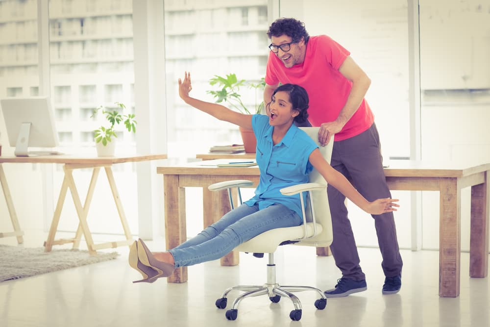 Traza una línea divisoria muy clara entre la responsabilidad y seriedad en tu trabajo, y las bromas y el chiste en la otra. Alégrate porque pronto recibirás un dinero esperado y si tus relaciones previas no fueron las mejores y ha mermado tu confianza en la gente, no tienes por qué pensar que siempre será igual. ¡Aplica lo aprendido y no pierdas nunca la confianza en ti mismo!