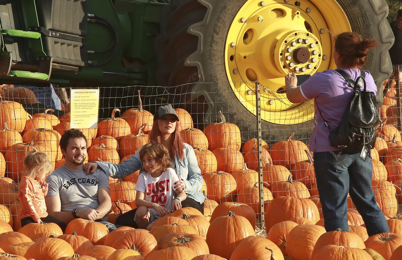 La cantante llevó a Max Liron y Summer Rain a un campo de calabazas.