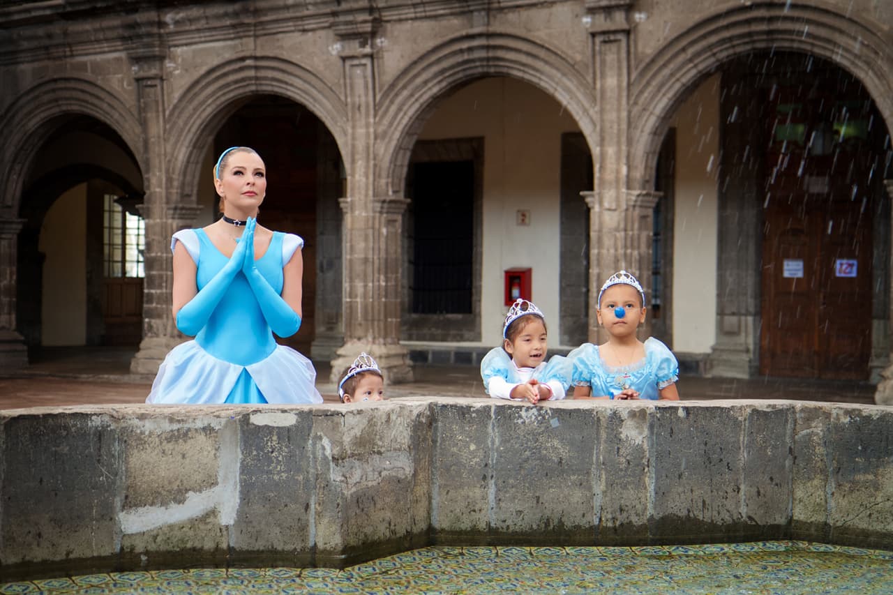 La actriz Marjorie de Sousa colaboró con la Fundación Dr. Sonrisas, que trabaja con menores que padecen cáncer, VIH sida, fibrosis quística, entre otras enfermedades, con el fin de cumplir el sueño de tres niñas que querían conocer a Cenicienta.