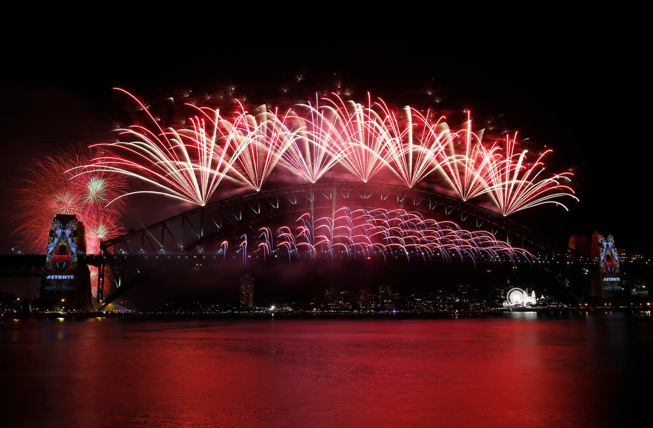 Los fuegos artificiales afuera del Sydney Harbour Bridge en el puerto de Sydney.