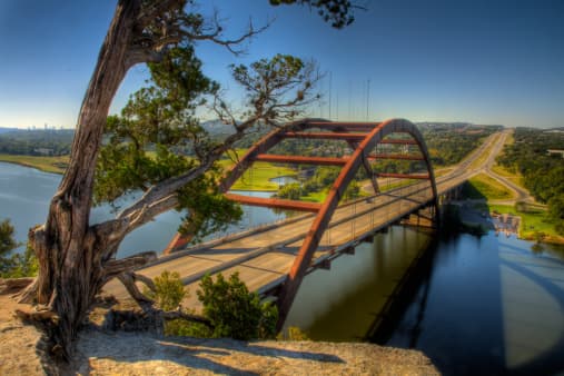 Comúnmente conocido como el "Puente 360", se llama oficialmente Puente Percy V. Pennybacker Jr. y conecta las secciones norte y sur de la carretera Loop 360, también conocida como la “Autopista de la Capital de Texas".