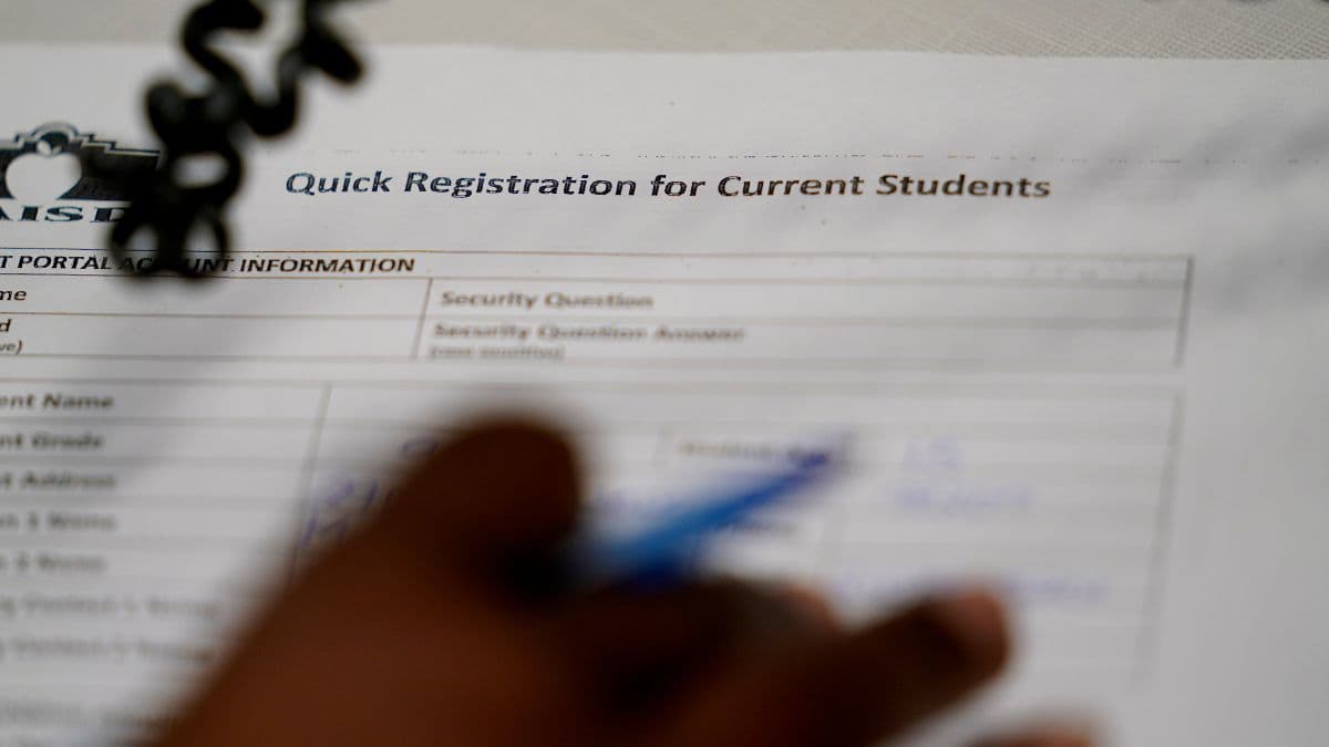 <b>📅 Fechas clave del programa vouchers escolares en Texas: </b>
<br>
<br>
<b>¿Cuándo aplicar? </b>Del 4 de febrero al 17 de marzo de 2026 es el envío de solicitudes para el programa de vouchers escolares en Texas. 
<br>
<br>Y una vez enviada la solicitud, debes estar pendiente de estas fechas:
<br>
<ul>
 <li aria-setsize="-1" data-leveltext="-" data-font="Aptos" data-listid="2" data-list-defn-props="{"335551671":0,"335552541":1,"335559685":720,"335559991":360,"469769226":"Aptos","469769242":[8226],"469777803":"left","469777804":"-","469777815":"hybridMultilevel"}" data-aria-posinset="1" data-aria-level="1" role="listitem" class="OutlineElement Ltr SCXW239437663 BCX0" style="-webkit-user-drag: none; -webkit-tap-highlight-color: transparent; margin: 0px 0px 0px 24px; padding: 0px; user-select: text; clear: both; cursor: text; overflow: visible; position: relative; direction: ltr; display: block; font-size: 12pt; font-family: Aptos, Aptos_MSFontService, sans-serif; vertical-align: baseline;">Abril 2026: Notificación de elegibilidad </li>
 <li aria-setsize="-1" data-leveltext="-" data-font="Aptos" data-listid="2" data-list-defn-props="{"335551671":0,"335552541":1,"335559685":720,"335559991":360,"469769226":"Aptos","469769242":[8226],"469777803":"left","469777804":"-","469777815":"hybridMultilevel"}" data-aria-posinset="2" data-aria-level="1" role="listitem" class="OutlineElement Ltr SCXW239437663 BCX0" style="-webkit-user-drag: none; -webkit-tap-highlight-color: transparent; margin: 0px 0px 0px 24px; padding: 0px; user-select: text; clear: both; cursor: text; overflow: visible; position: relative; direction: ltr; display: block; font-size: 12pt; font-family: Aptos, Aptos_MSFontService, sans-serif; vertical-align: baseline;">Confirmación de inscripción por la escuela privada </li>
 <li aria-setsize="-1" data-leveltext="-" data-font="Aptos" data-listid="2" data-list-defn-props="{"335551671":0,"335552541":1,"335559685":720,"335559991":360,"469769226":"Aptos","469769242":[8226],"469777803":"left","469777804":"-","469777815":"hybridMultilevel"}" data-aria-posinset="3" data-aria-level="1" role="listitem" class="OutlineElement Ltr SCXW239437663 BCX0" style="-webkit-user-drag: none; -webkit-tap-highlight-color: transparent; margin: 0px 0px 0px 24px; padding: 0px; user-select: text; clear: both; cursor: text; overflow: visible; position: relative; direction: ltr; display: block; font-size: 12pt; font-family: Aptos, Aptos_MSFontService, sans-serif; vertical-align: baseline;">1 de julio de 2026: Depósito del 25% del monto </li>
 <li aria-setsize="-1" data-leveltext="-" data-font="Aptos" data-listid="2" data-list-defn-props="{"335551671":0,"335552541":1,"335559685":720,"335559991":360,"469769226":"Aptos","469769242":[8226],"469777803":"left","469777804":"-","469777815":"hybridMultilevel"}" data-aria-posinset="4" data-aria-level="1" role="listitem" class="OutlineElement Ltr SCXW239437663 BCX0" style="-webkit-user-drag: none; -webkit-tap-highlight-color: transparent; margin: 0px 0px 0px 24px; padding: 0px; user-select: text; clear: both; cursor: text; overflow: visible; position: relative; direction: ltr; display: block; font-size: 12pt; font-family: Aptos, Aptos_MSFontService, sans-serif; vertical-align: baseline;">1 de octubre de 2026: Depósito del 50% restante </li>
 <li aria-setsize="-1" data-leveltext="-" data-font="Aptos" data-listid="2" data-list-defn-props="{"335551671":0,"335552541":1,"335559685":720,"335559991":360,"469769226":"Aptos","469769242":[8226],"469777803":"left","469777804":"-","469777815":"hybridMultilevel"}" data-aria-posinset="5" data-aria-level="1" role="listitem" class="OutlineElement Ltr SCXW239437663 BCX0" style="-webkit-user-drag: none; -webkit-tap-highlight-color: transparent; margin: 0px 0px 0px 24px; padding: 0px; user-select: text; clear: both; cursor: text; overflow: visible; position: relative; direction: ltr; display: block; font-size: 12pt; font-family: Aptos, Aptos_MSFontService, sans-serif; vertical-align: baseline;">1 de abril de 2027: Depósito final </li>
</ul> 
<br>