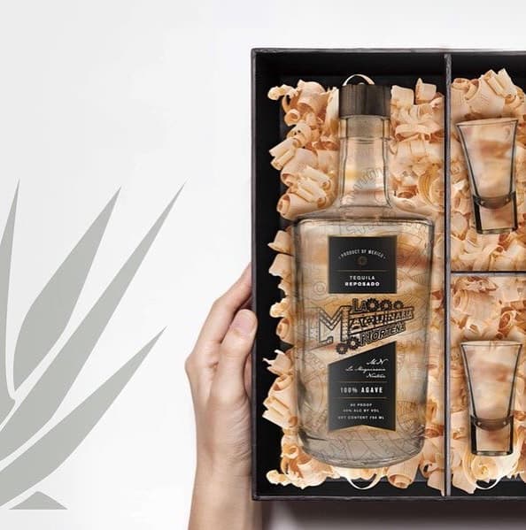 La Maquinaria Norteña invita al público a acompañar su música por su tequila.