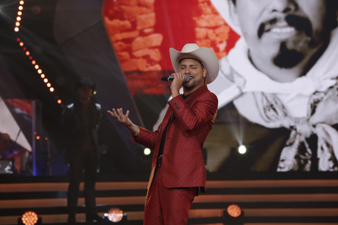 Siguió Carlos Valls cantando 'La Jaula De Oro'.