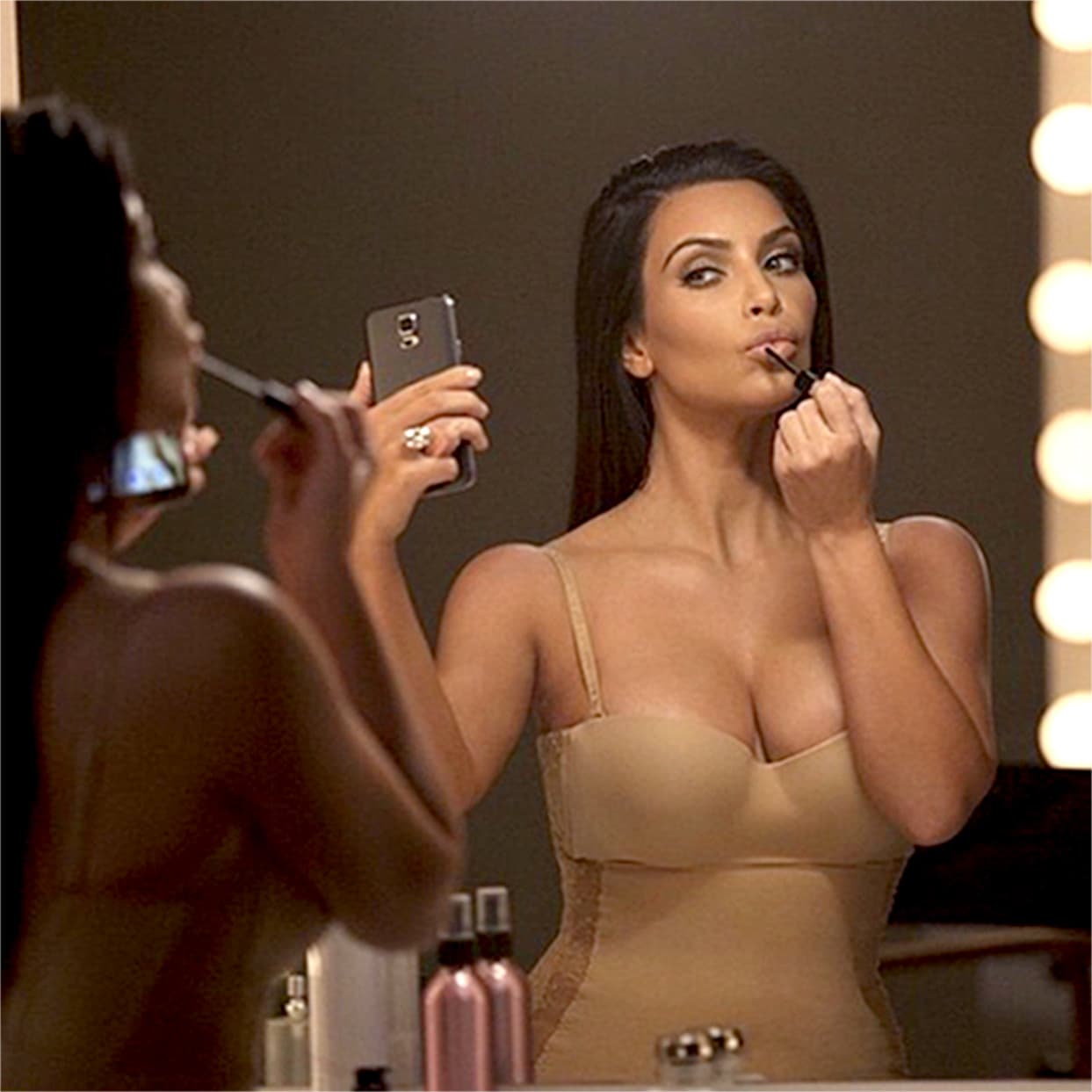 Kim Kardashian también nos ha regalado algunos hermosos selfies en poca ropa.