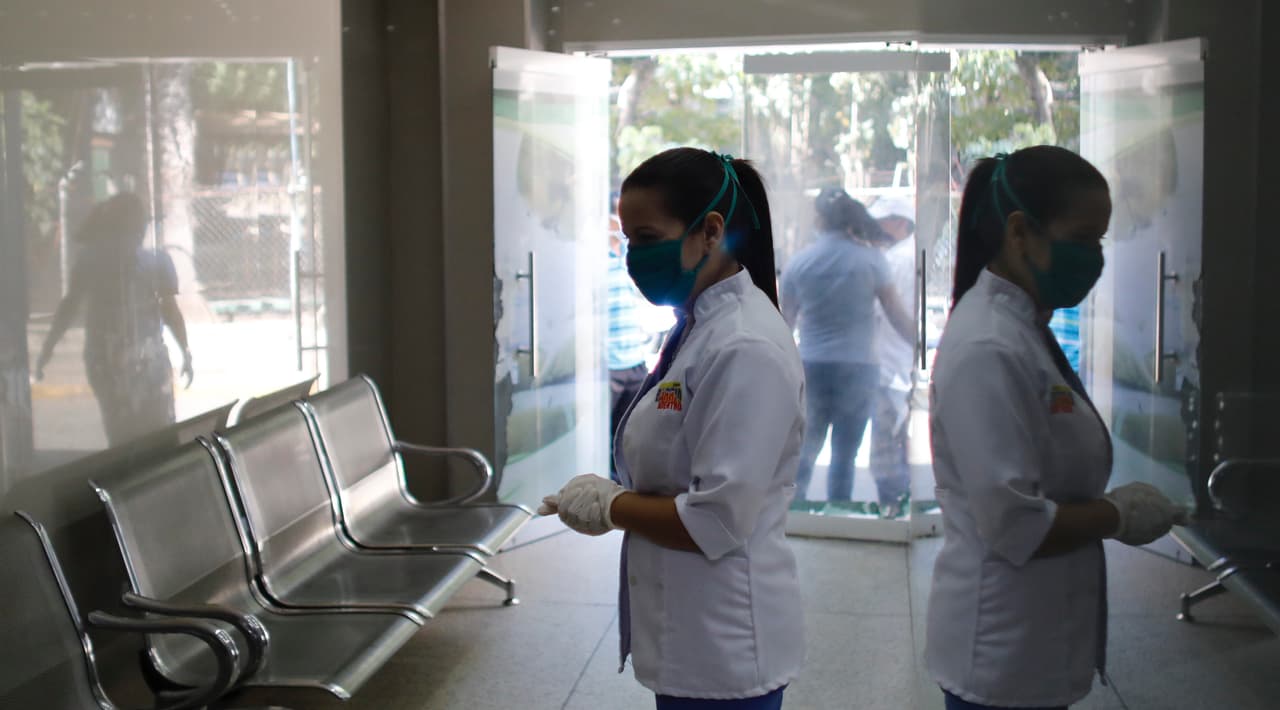 "Vete porque nos vas a contagiar": el temor al coronavirus dispara el rechazo a los sanitarios en América Latina