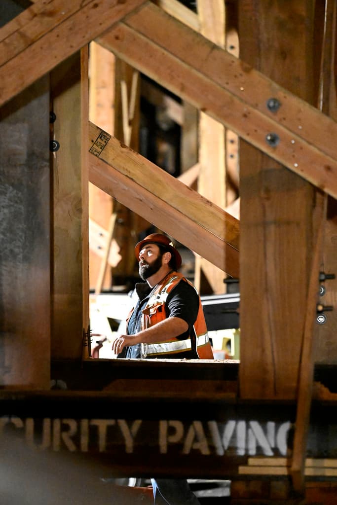 Desde el pasado sábado 11 de noviembre, cuando un voraz incendio provocó el 
<b><a href="https://www.univision.com/local/los-angeles-kmex/cierre-autopista-10-los-angeles-rutas-desvios-alternativas" target="_blank">cierre de un tramo de la autopista 10 en Los Ángeles</a></b>, cientos de trabajadores se han mantenido en el lugar. ¿El resultado? Avanzaron tanto, que este domingo 19 de noviembre, en horas de la noche, abrirían algunos carriles.