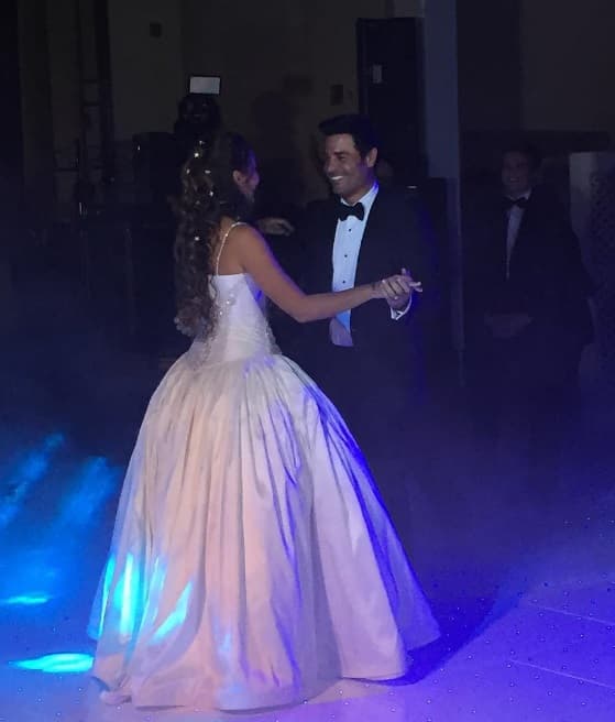 Este galán que sonríe de la felicidad es nada más y nada menos que Chayanne, quien bailó por fin el vals con una de las mujeres más importantes de su vida, su hija Isadora.