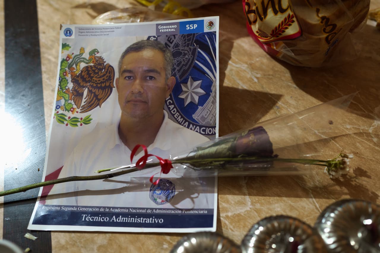 Una foto de Rodolfo Collazo encima de una mesa de su casa, en Ciudad Juárez.
<br>