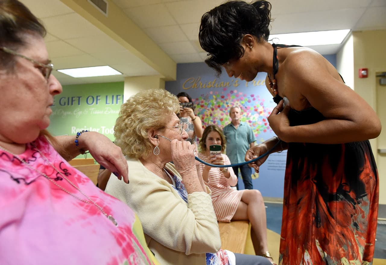 Luego de cinco años de haber recibido un trasplante de corazón, Adelia Harris
<b><a href="http://http://www.univision.com/miami/wltv/noticias/trasplantes/en-un-emotivo-encuentro-una-joven-conoce-a-la-familia-del-bombero-que-le-dono-su-corazon">conoció a la familia de su donante</a></b>: Joshua Schwabenbauer, un bombero de Florida que murió en un accidente. “Cuando vi que ella tenía 24 años, me sentí realmente bien de que alguien joven tuviera la suerte de tener su corazón y una oportunidad de vivir la vida”, dijo la mamá de Schwabenbauer durante el emotivo encuentro.