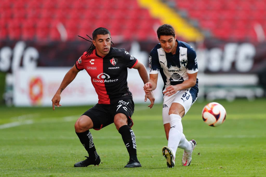 Javier Aguirre regresó al futbol mexicano ‘con el pie derecho’ venciendo a los rojinegros en el Jalisco. | Rogelio Funes Mori (1’, 45+2’) marcó doblete para la victoria de Rayados que se mostraron en buena forma al arranque del torneo del futbol mexicano.