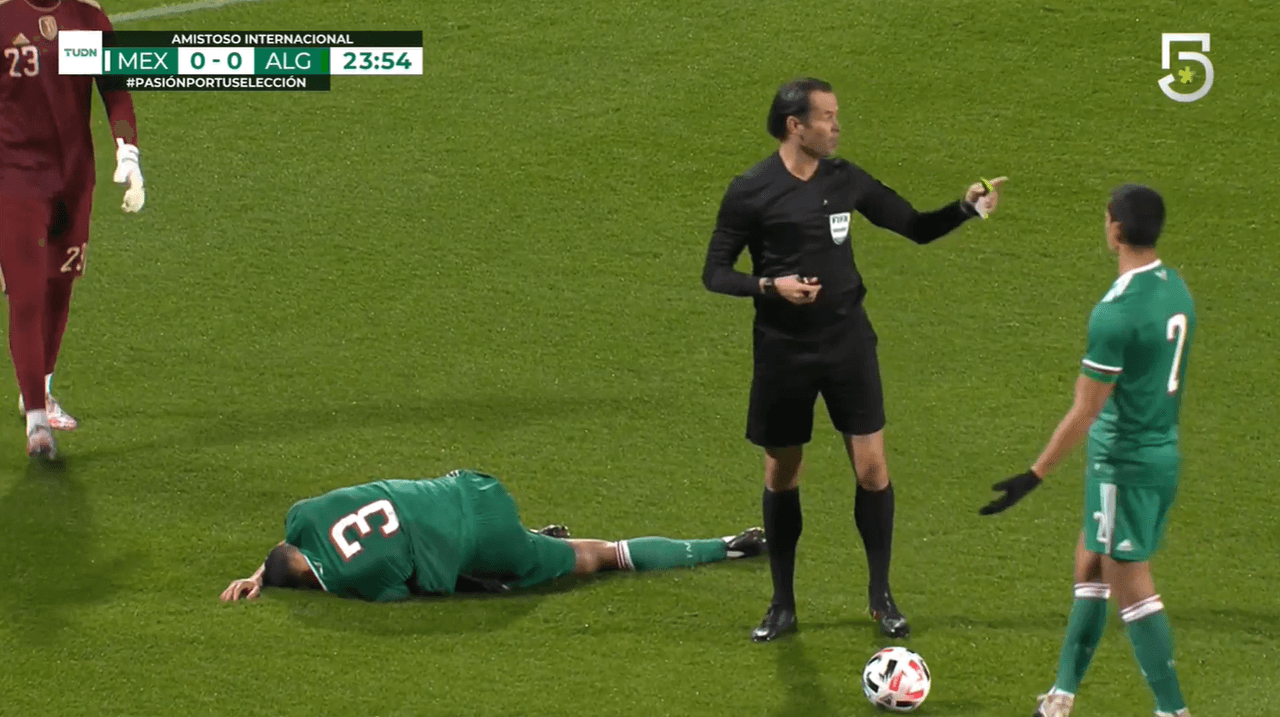 Raúl Jiménez empieza a llegar a línea final tras la expulsión