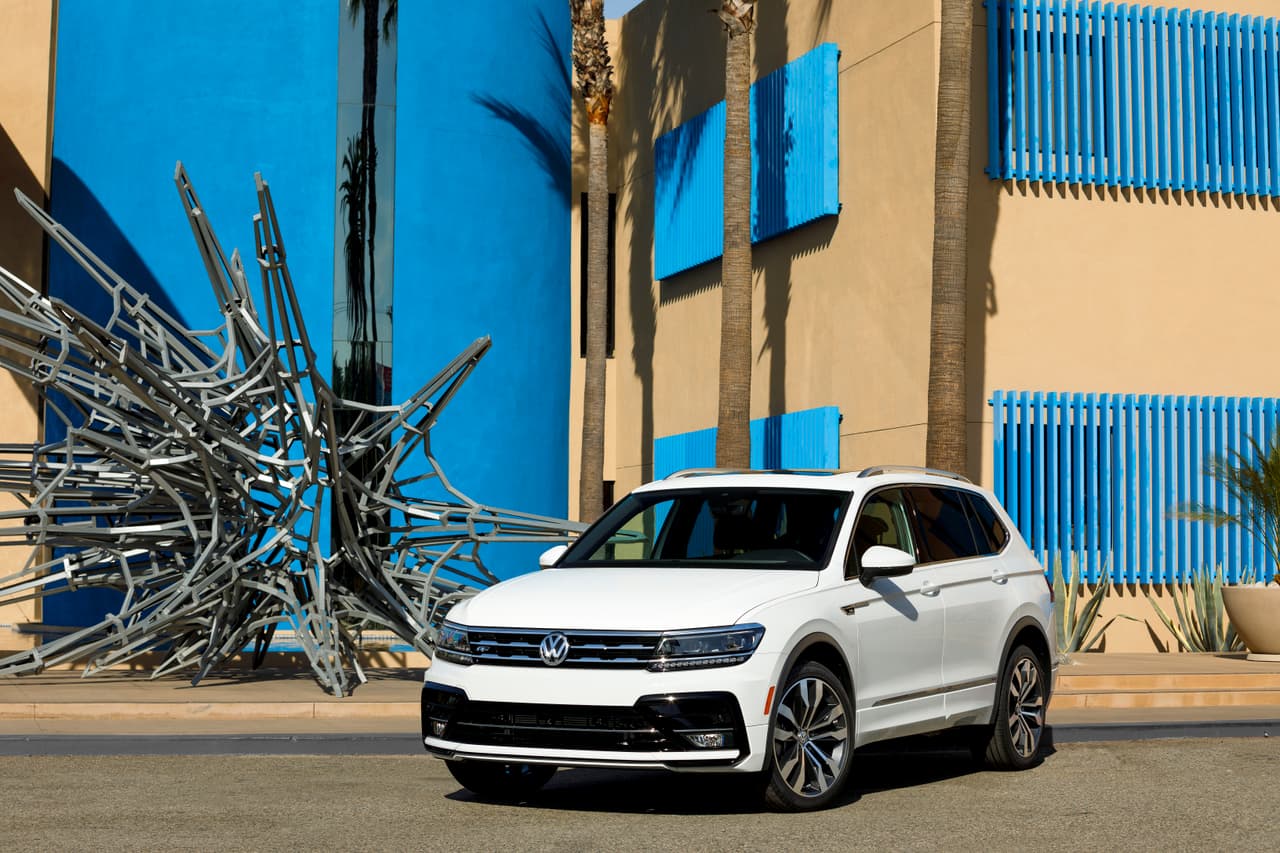 <b>Volkswagen Tiguan R Line 2018</b>
<br>El paquete R Line es la novedad de la SUV mayor de VW, el cual se enfoca a aspectos estéticos para darle un look más deportivo con la presencia de rines de aluminio de 19 o 20 pulgadas, emblemas en la carrocería, entradas de aire más grandes y molduras en color negro brillante.
