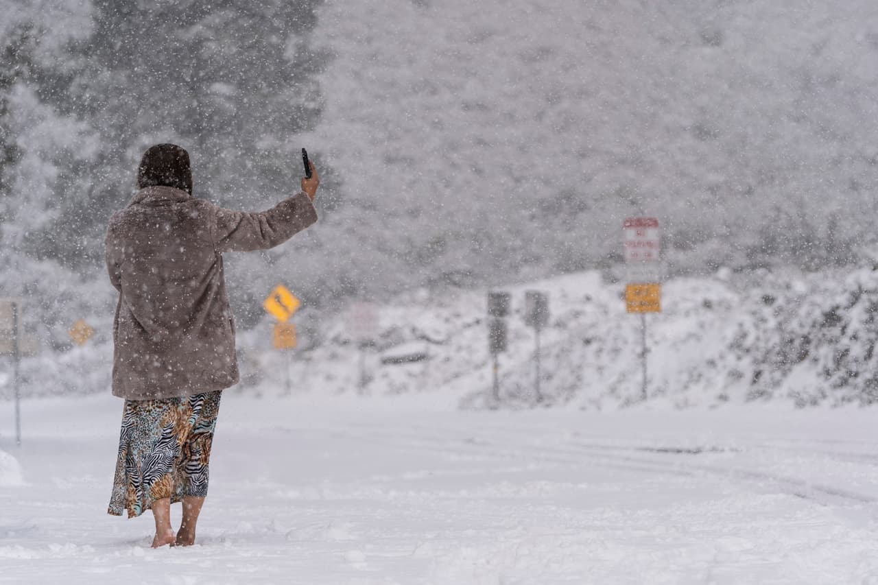 La tormenta invernal también trajo inusuales nevadas al sur de California. San Diego emitió su primera alerta por nieve en su historia, mientras que en Los Ángeles no se había registrado un aviso de este tipo desde 1989.