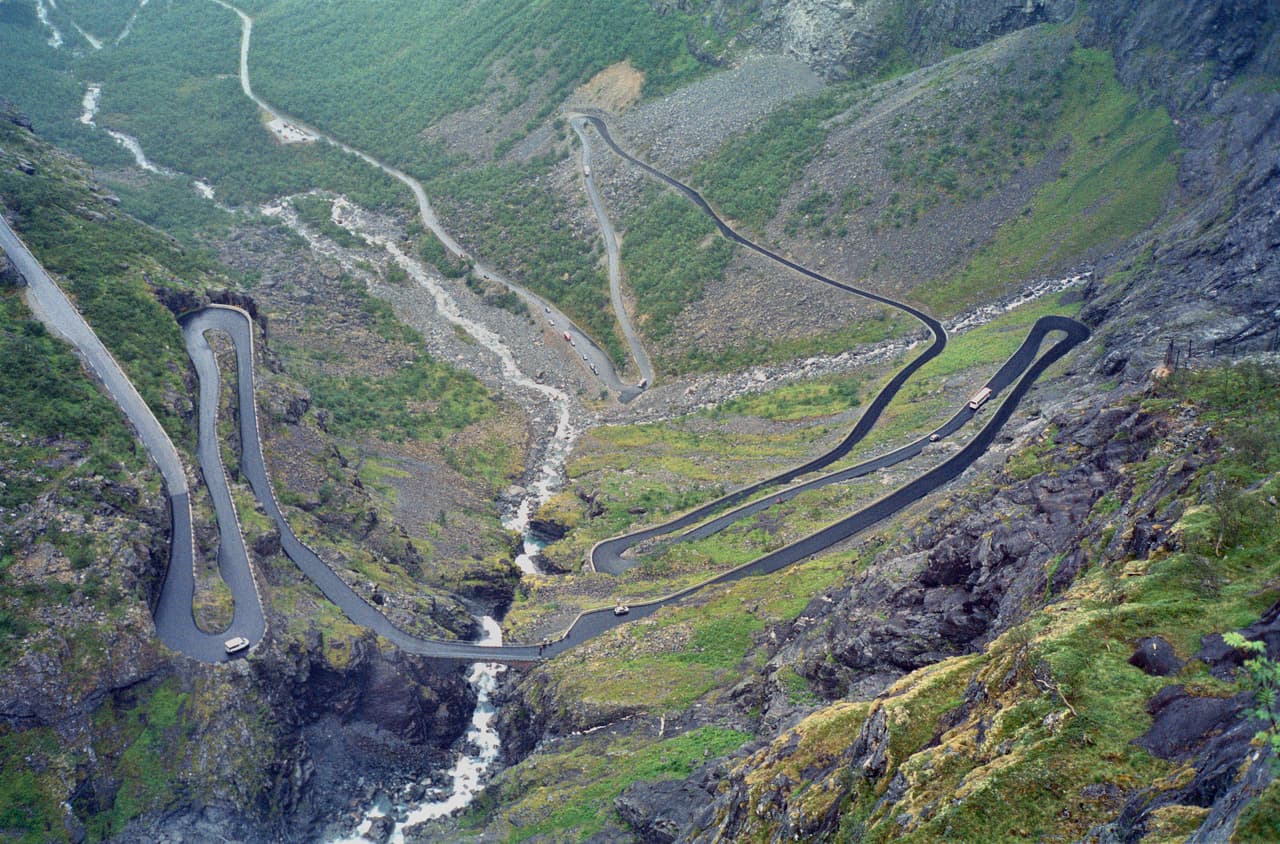 <b>Trollstigen (Noruega)</b>
<br>Conocida como la 'Escalera del Troll', esta carretera con 11 curvas tiene pendientes que superan el 9%. Inaugurada en 1936 tras obras que duraron ocho años, solo es transitable en verano. El resto del año se mantiene cerrada a causa de la nieve.