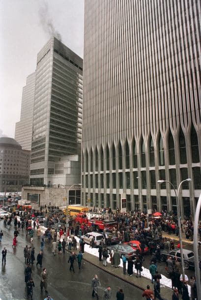 26 de febrero de 1993- Un camión de la empresa Ryder, con 680 kilogramos de explosivos, estalló en el estacionamiento de la torre norte en el World Trade Center en Nueva York. El atentado buscaba derrumbar la torre norte sobre la sur.