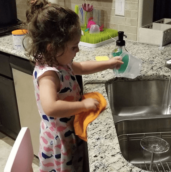 Pero tampoco lo quiere todo para ella. Desde ya intenta ayudar en la casa, con las tareas diarias y el aseo.