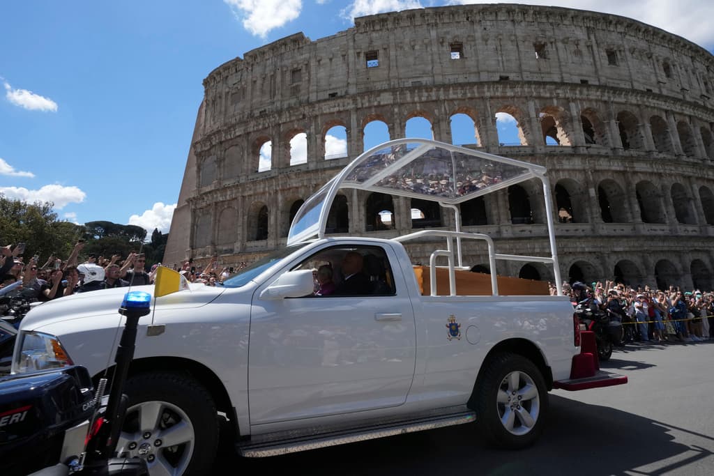 El féretro del papa Francisco, trasladado frente al Coliseo camino a Santa María la Mayor.