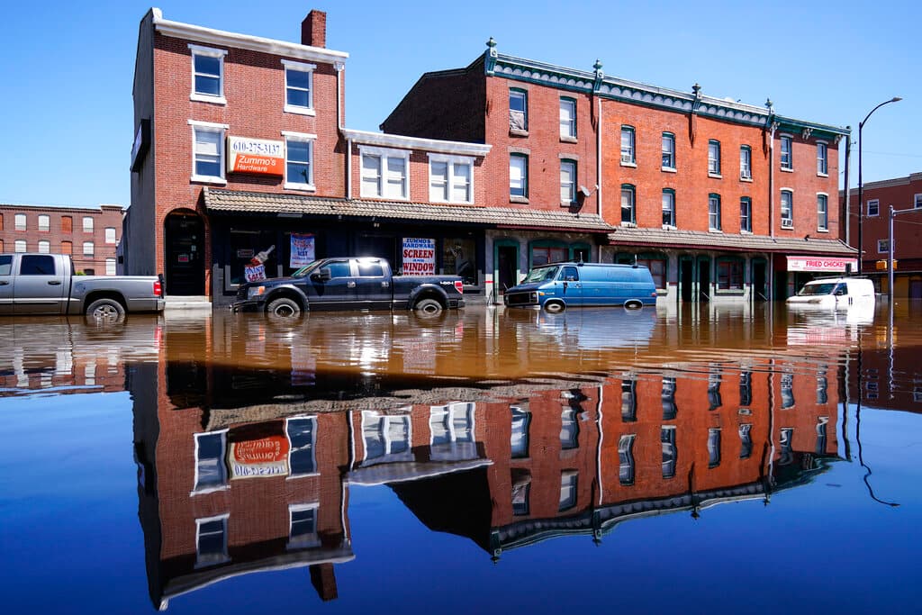 En 
<b>Pennsylvania 3 personas perdieron la vida</b>, según un reporte inicial de las autoridades. En la ciudad de Norristown, en la imagen, calles enteras se vieron inundadas.